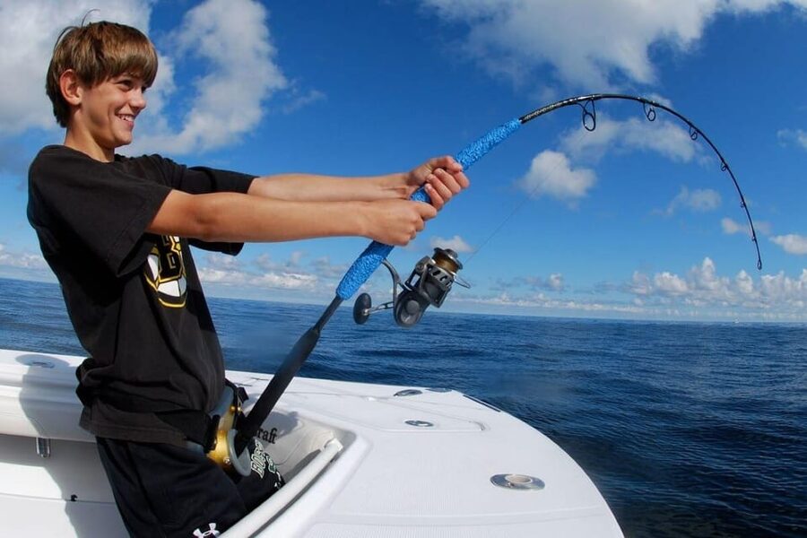 Barcelona: Privat fishing trip in a yacht - Gear, bait, drinks, and skipper guidance: what’s included and why it matters