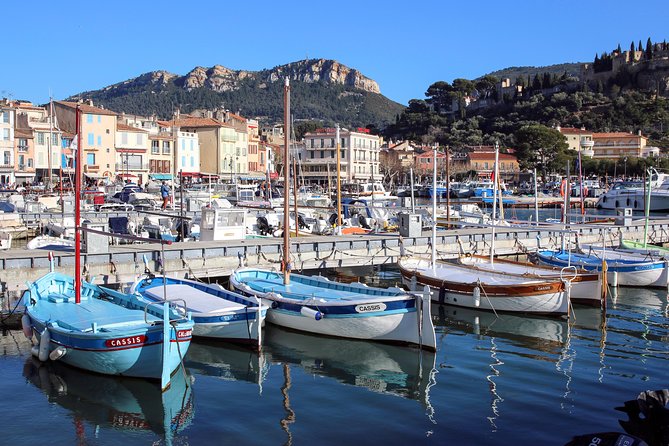 Cassis ancient fishing port, Calanques & spectacular Cap Canaille private tour - Port de Cassis: old harbor streets, beach views, and optional boat time