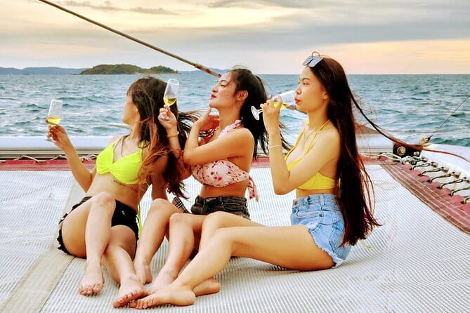 Exclusive Squid Fishing on Chic Floating Café from Pattaya - Practical tips so you have an easy night on the water