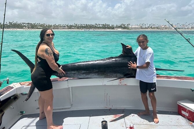 FISHING PRO CHARTERS - Boat Excursion - Sobre Las Olas - Gear, Baiting, and Drinks: Real Value in the Included Stuff