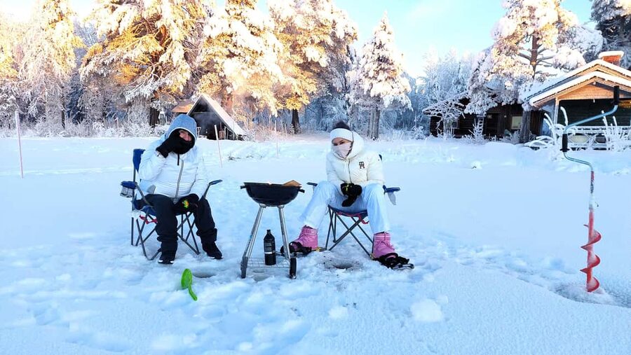 Ice Fishing Adventure in Levi with Salmon Soup - Warm-Up Rhythm: Campfire Moments and the Heated Shelter