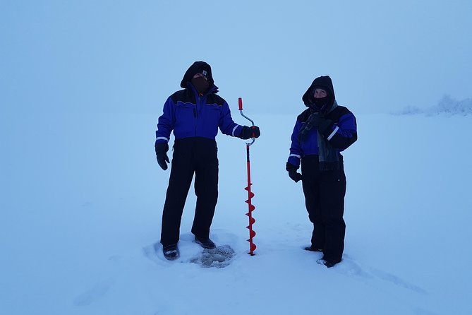 Ice fishing by car with hot beverages at Pyhä-Luosto - Making the hole and learning the rhythm of ice-fishing