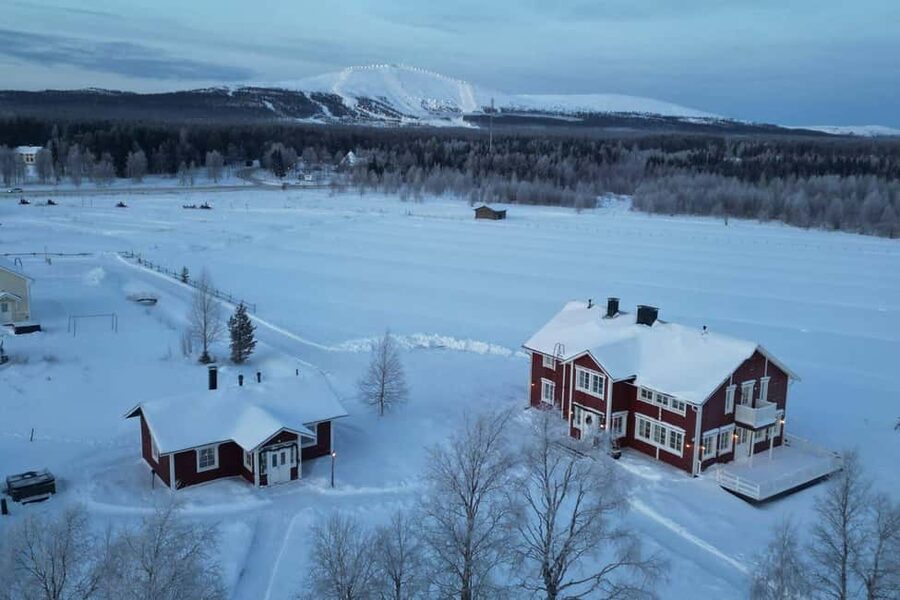 Ice-Fishing by Foot on Lake Ylläsjärvi - Starting at Safari House: Gear, Layers, and the Walk to the Ice