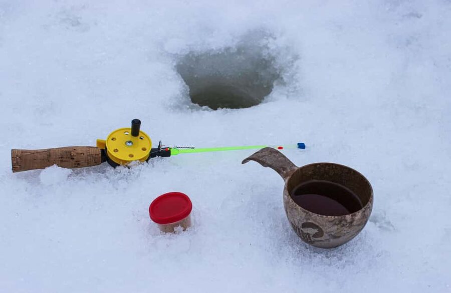 Levi: A fun Ice Fishing Experience in Levi, 3 HOURS - Ice fishing on a frozen Levi lake: what you’re really doing