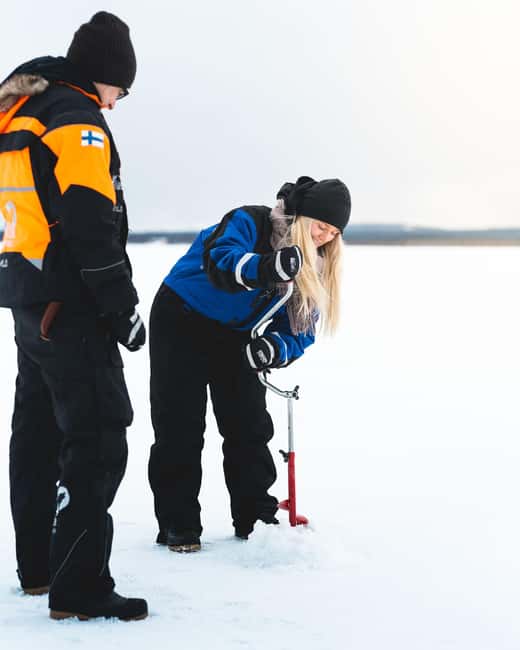 Levi: A fun Ice Fishing Experience in Levi, 3 HOURS - Drilling through the ice: the hands-on part that makes it worth it