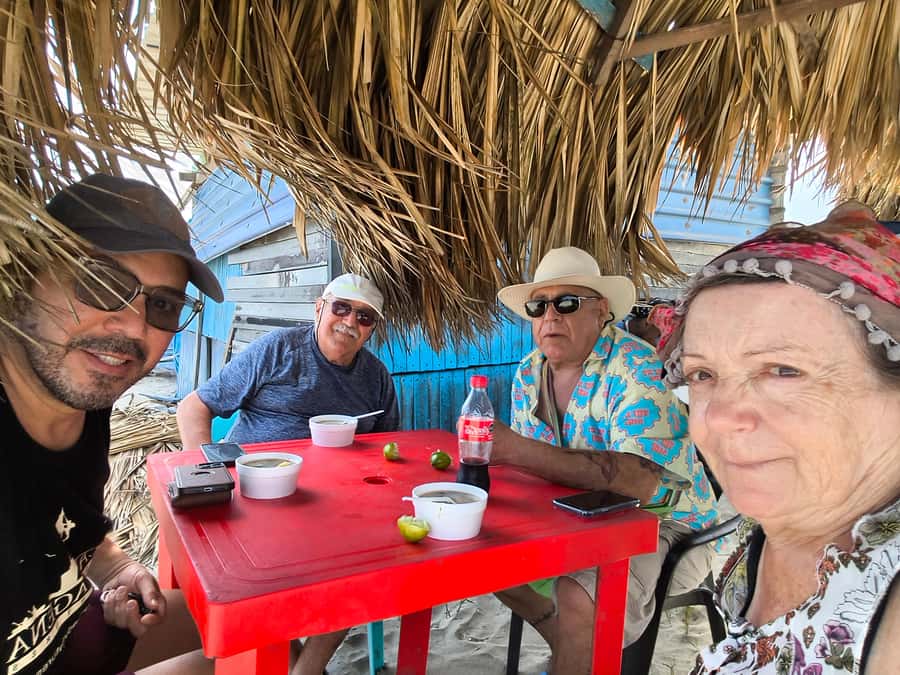 Mangroves, cultural fishing, black heritage town and lunch - Trying traditional fishing: when you throw the net, you learn fast