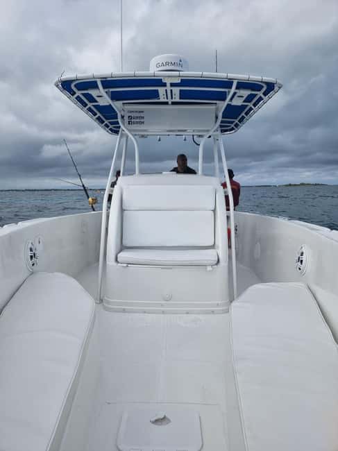 Nassau: Sport-fishing private charter . - The onboard setup: bathroom, music, water, and included gear