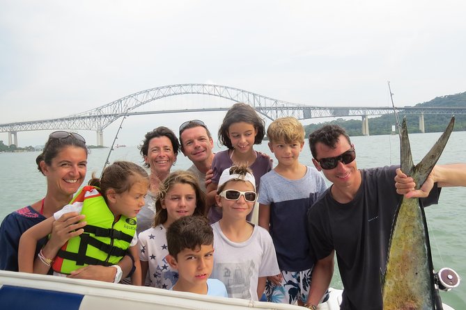 Private Fishing & Scenic Cruise – 27ft Proline | Panama Bay - The crew, the gear, and the on-board comforts that matter