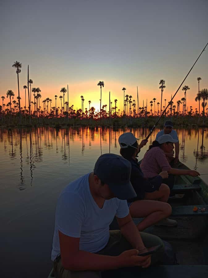 Puerto Maldonado: Lake Yacumama sunset and piranha fishing - Piranha fishing and scanning for caimans: the action with a guide’s eyes