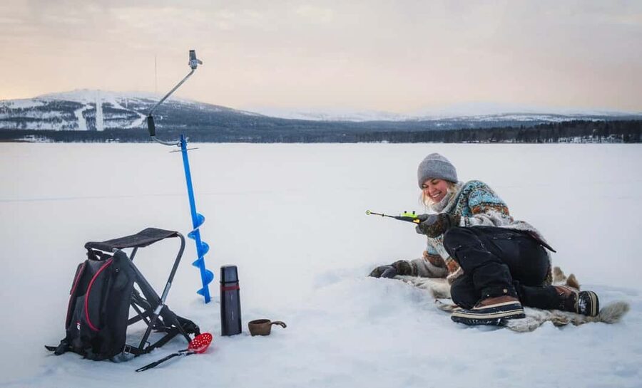 Pyhä: Ice Fishing Experience at Frozen Lake - How the frozen Pyhäjärvi lake time actually feels