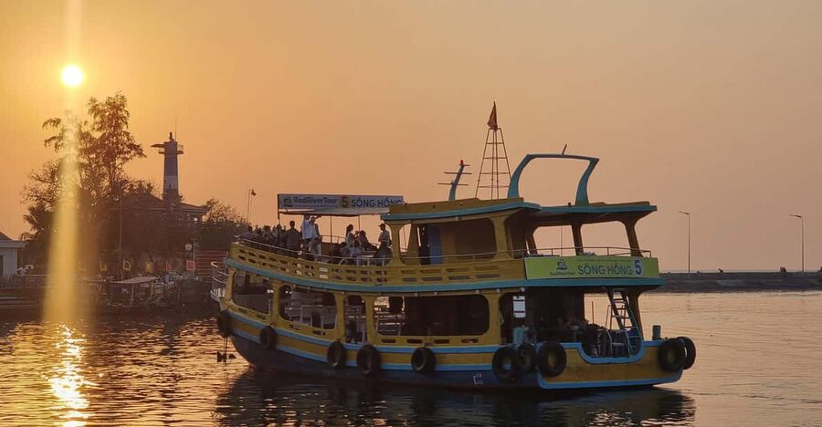 RedRiverTours - Enjoying Sunset & Night Squid Fishing - The sunset stage: what to expect on the water