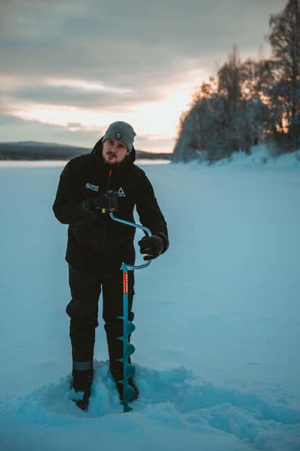 Rovaniemi: Ice Fishing The Finnish Way - Drilling the hole: your main skill comes fast