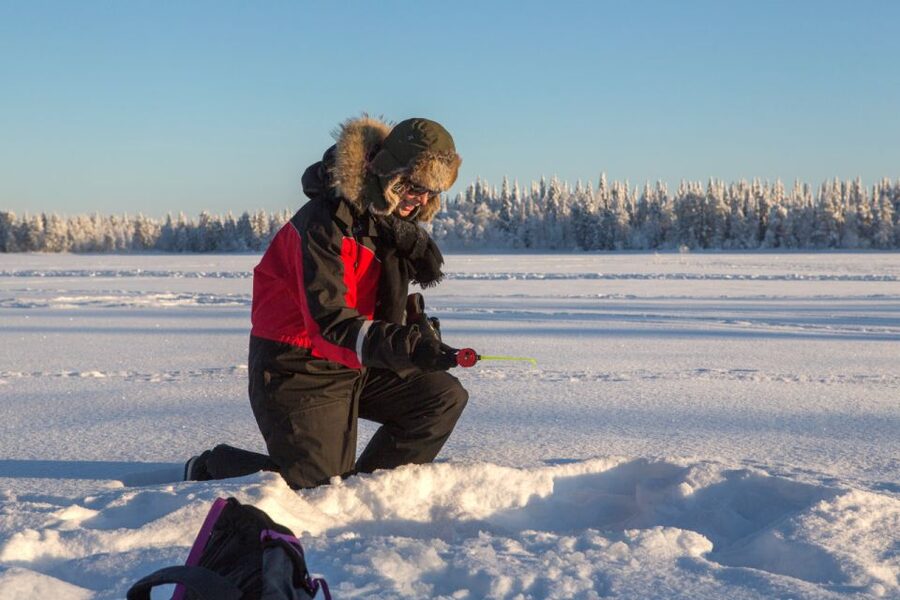 Ruka: Ice fishing trip - The short snowshoe walk: how you get from Ruka to the lake