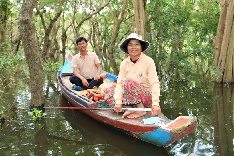 Siem Reap: Tonle Sap Lake - Fishing Village & Flooded Forest - River boat segment and the mangrove-rowboat tradeoff
