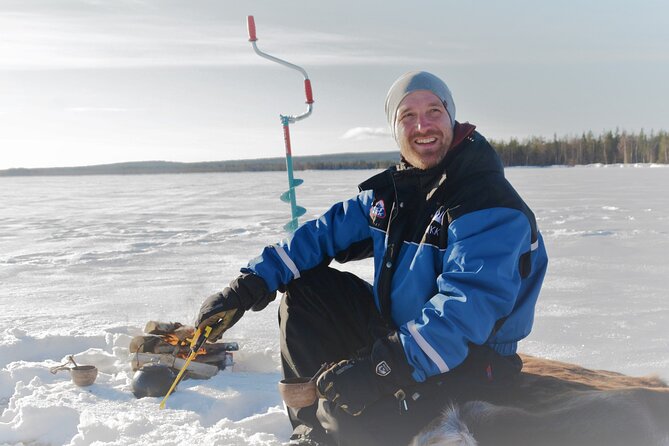 Snowmobiling and ice fishing in Apukka Resort, Rovaniemi - Ice fishing on a frozen pond: targeted skills, not just waiting