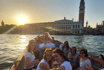 Venice: Relaxing Sunset Ride aboard old fishing boat - Meeting point at Hotel Metropole: get oriented and be on time